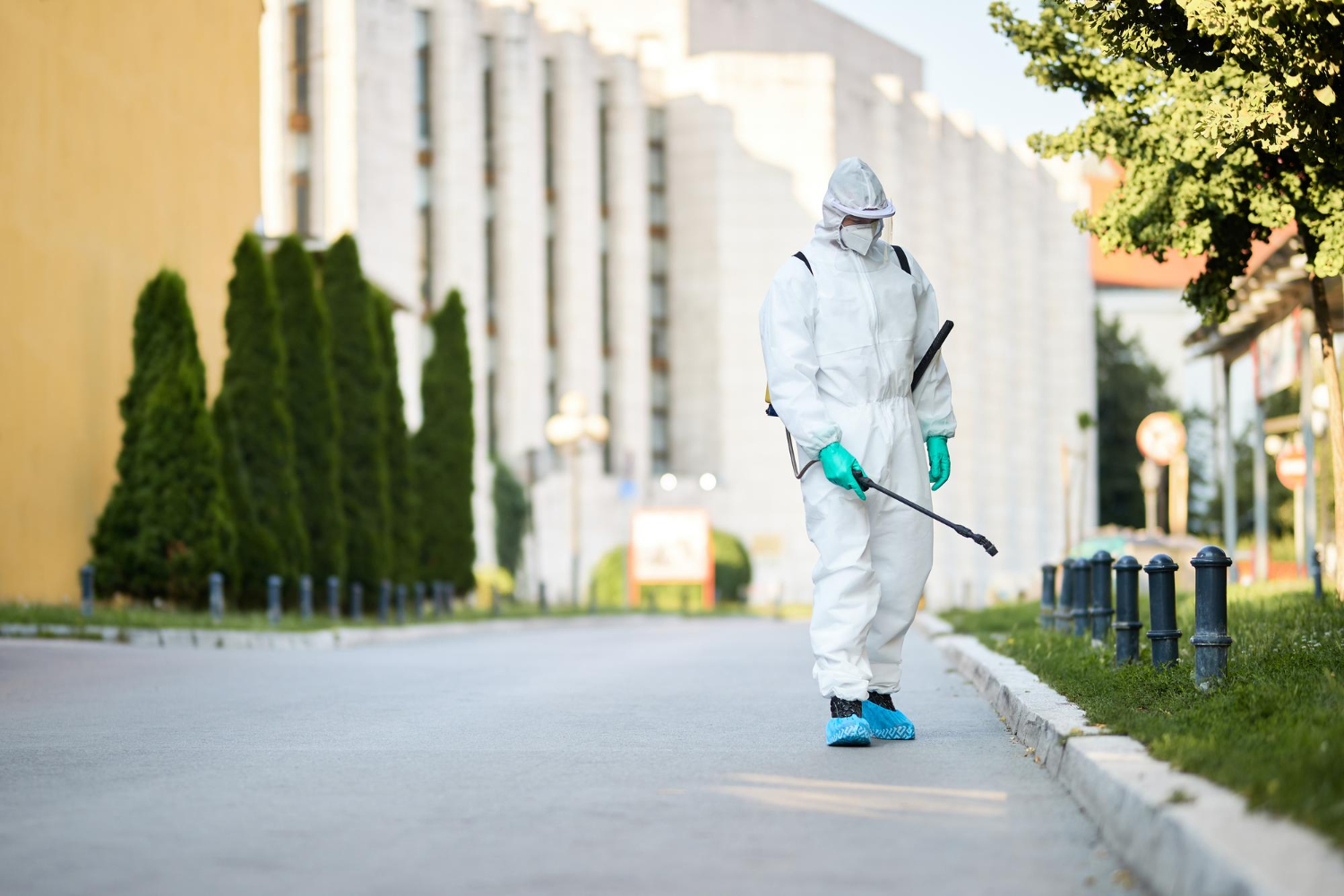 hombre-traje-protector-desinfectando-calles-ciudad-pandemia-coronavirus